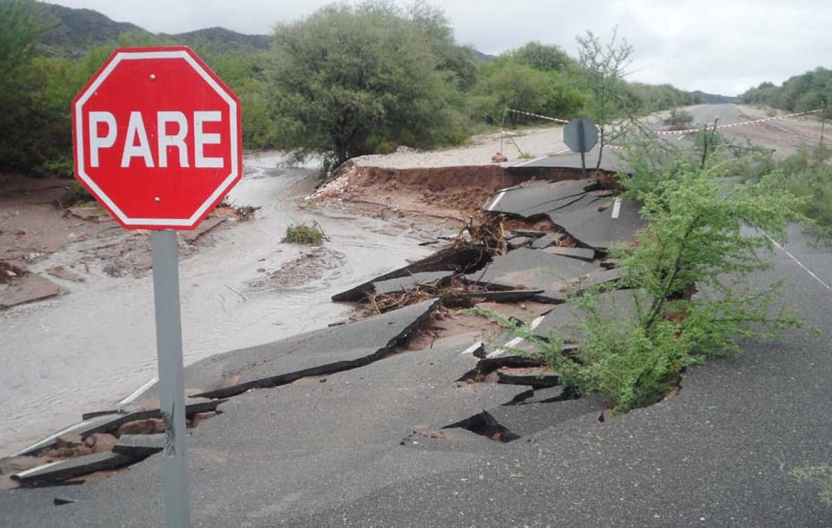 Sigue el drama en Valle Fértil: 400 evacuados, turistas varados y caminos cortados