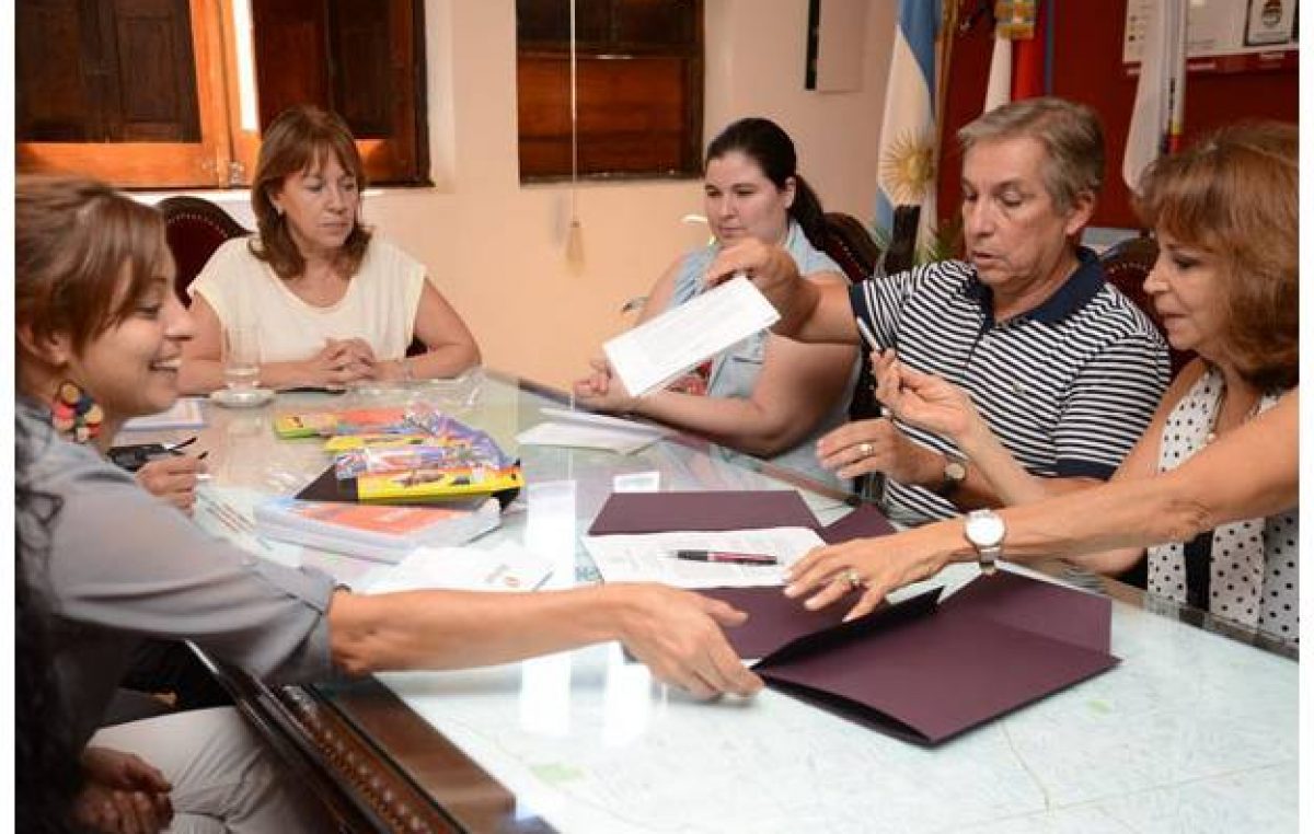 Librerías de Paraná acordaron con el municipio dos canastas escolares