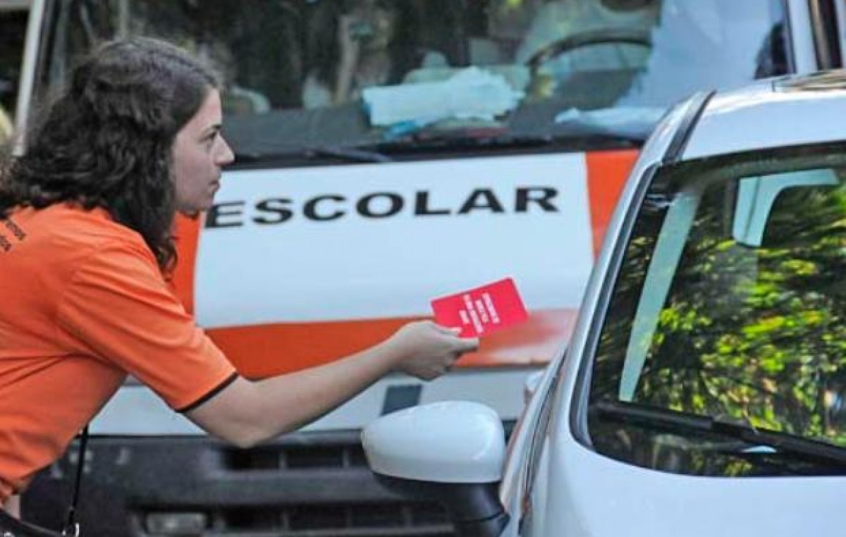 Tarjeta roja a quienes dejan el auto en doble fila en los colegios rosarinos