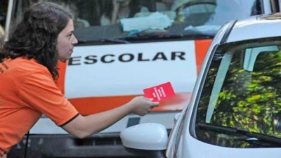 Tarjeta roja a quienes dejan el auto en doble fila en los colegios rosarinos