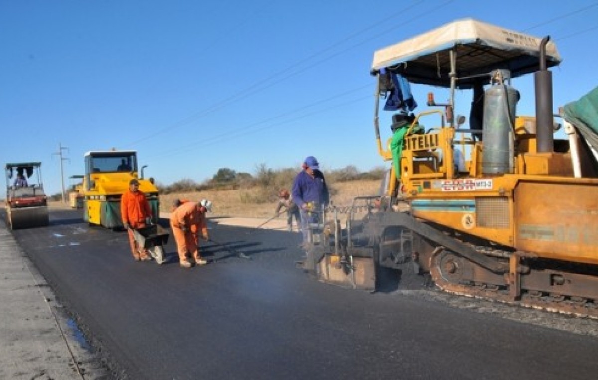 Gobierno de Córdoba cede 20% de la tasa vial a intendentes para obra pública