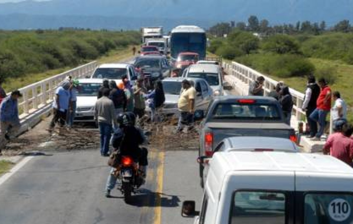 Municipales de Capayán cortan la Ruta 38