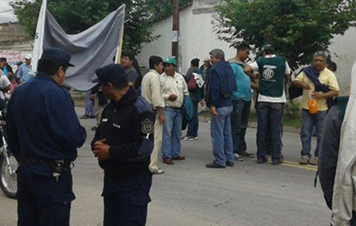 Los empleados municipales de Cerrillos tomaron el edificio comunal