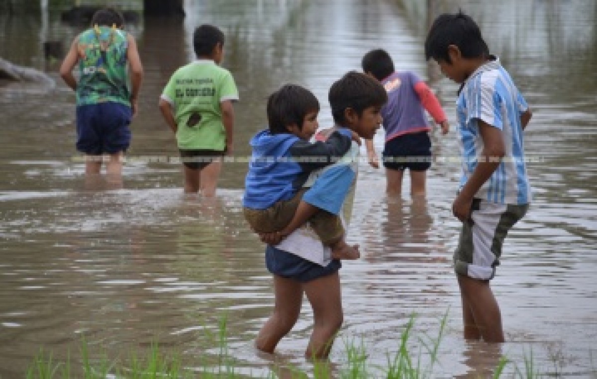 El avance de las aguas en las reservas aborígenes de Saenz Peña dejó a muchas familias casi aisladas