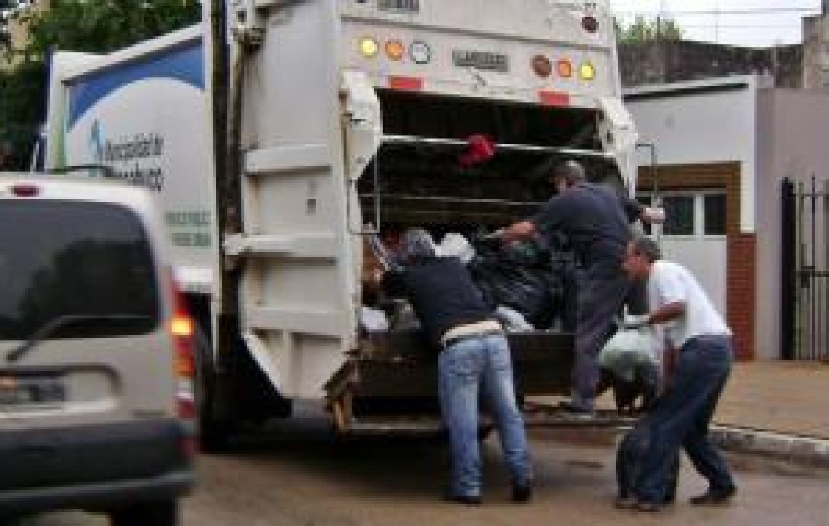 Intendente salió a recolectar residuos tras el paro en Chacabuco