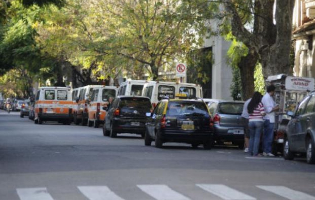 El municipio quiere prohibir el estacionamiento frente a unas 50 escuelas rosarinas