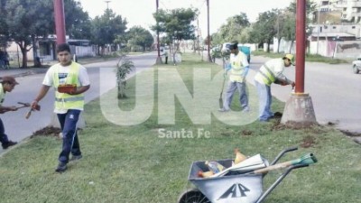 Ex limpiavidrios de la ciudad de Santa Fe le lavaron la cara a una avenida