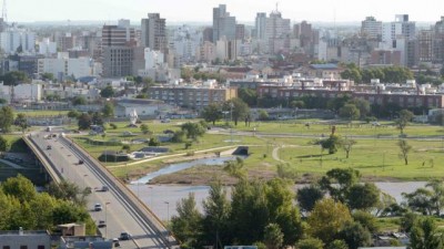 Río Cuarto vierte millones de litros de líquido cloacal al río