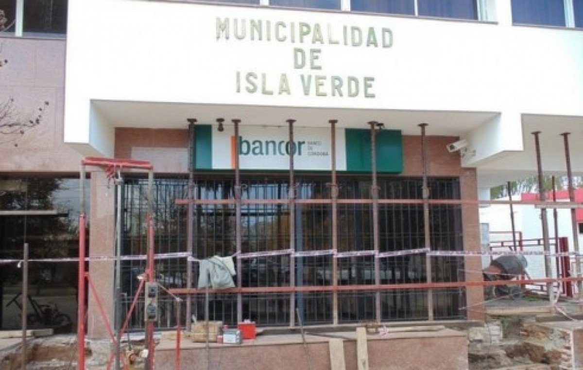 Apuntalan el edificio municipal de Isla Verde para evitar que se derrumbe