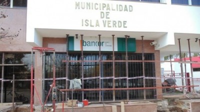 Apuntalan el edificio municipal de Isla Verde para evitar que se derrumbe