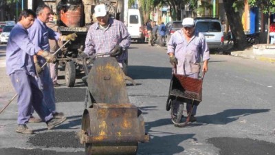 El 70% de los municipios bonaerenses gasta “más de lo aconsejable” en personal