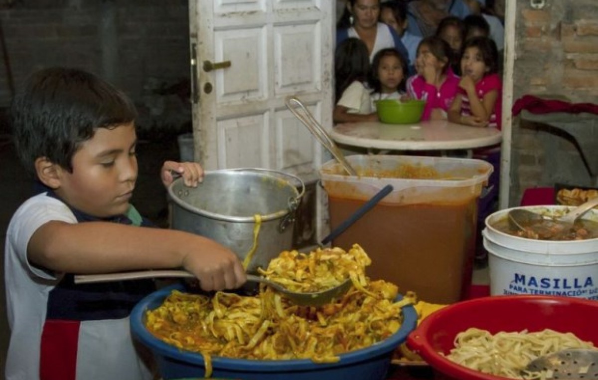 Axel, el niño que da de comer diariamente a 100 vecinos en Orán