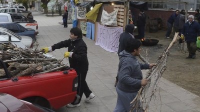 Arrojan más leña al conflicto de trabajadores municipales en Caleta Olivia