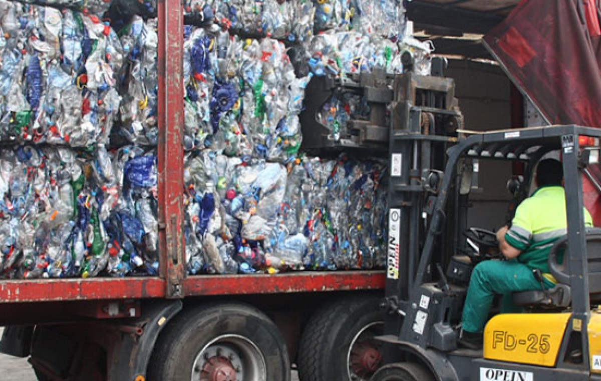 Avanza la exportación de plásticos prensados mediante el programa Ushuaia Recicla