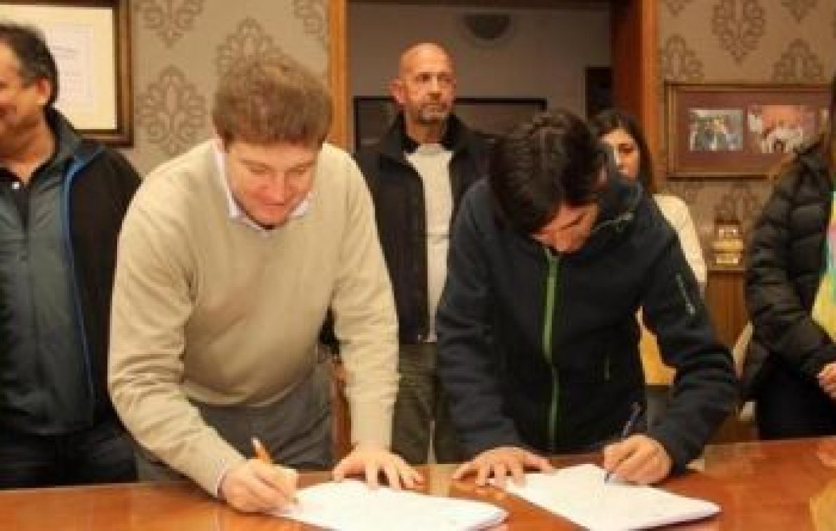 El Intendente de Río Grande firmó el contrato de obra para 50 nuevas viviendas