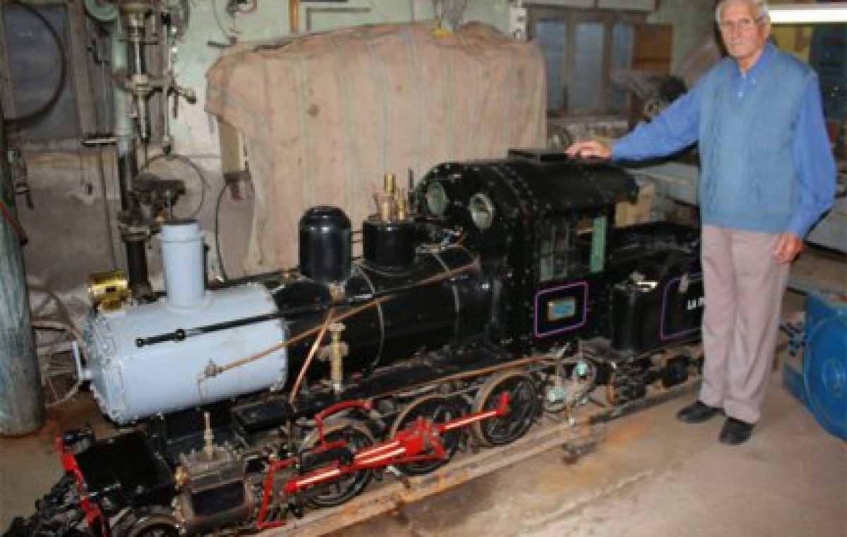 La Paz: A los 84 años cumplió su sueño: Construyó la réplica de una locomotora a vapor