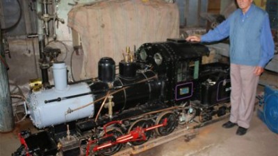 La Paz: A los 84 años cumplió su sueño: Construyó la réplica de una locomotora a vapor