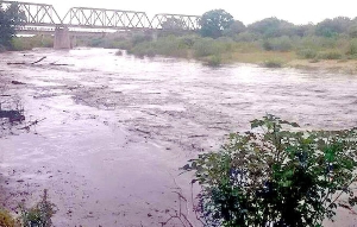 Con el río Albigasta descontrolado, Icaño asiste a 11 poblaciones con la ayuda de Santiago del Estero