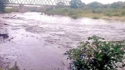 Con el río Albigasta descontrolado, Icaño asiste a 11 poblaciones con la ayuda de Santiago del Estero