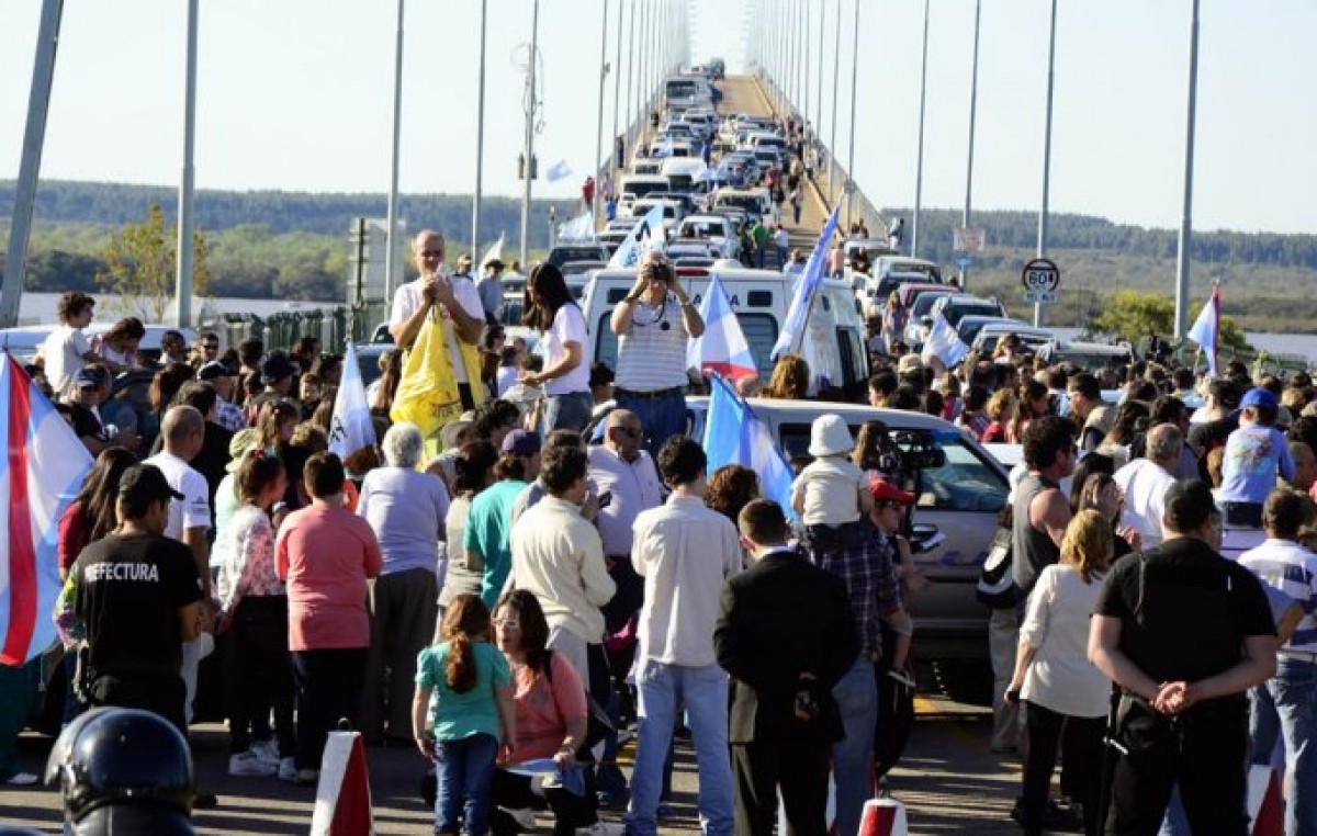 Gualeguaychú: Más de 230 vehículos cruzaron el puente contra la ex-Botnia