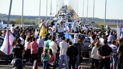 Gualeguaychú: Más de 230 vehículos cruzaron el puente contra la ex-Botnia