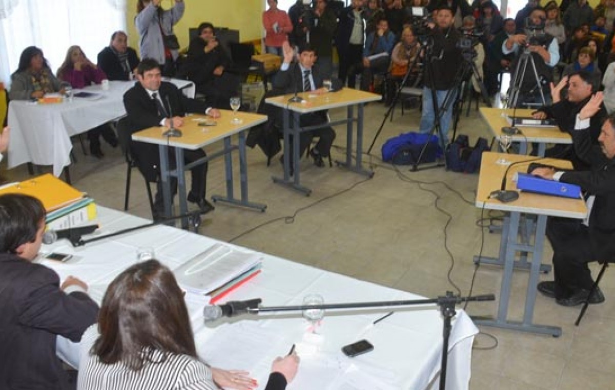 Concejales de Caleta OLivia piden juicio político para Córdoba e intervención del municipio