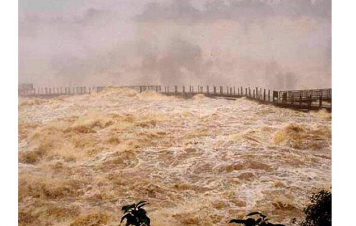 La inundación reventó la construcción de una represa sobre el río Iguazú en Brasil