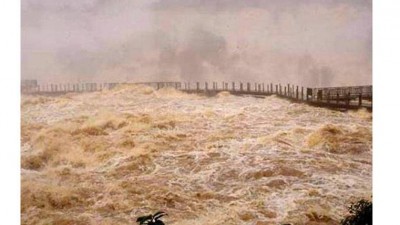La inundación reventó la construcción de una represa sobre el río Iguazú en Brasil