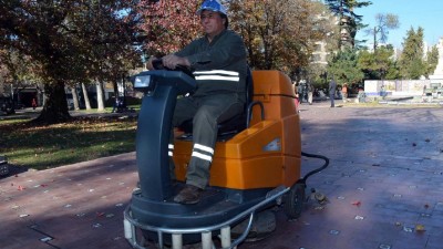 Mendoza: Capital deja de “baldear” las plazas y limpia con máquinas