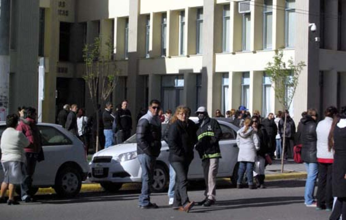 Municipales de Madryn se manifestaron en reclamo al pago de tres categorías