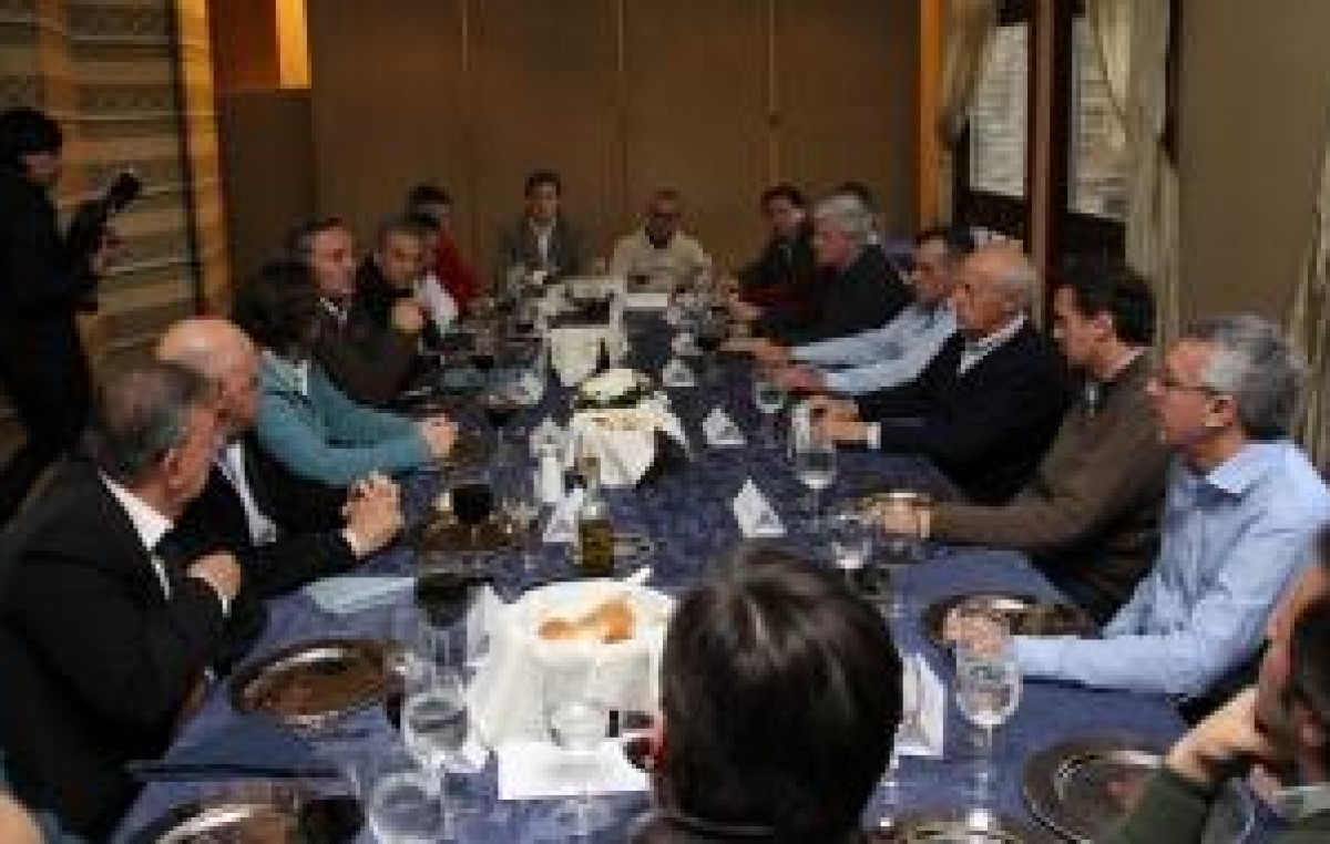 Cumbre de intendentes del Frente Renovador junto a Lavagna en San Miguel
