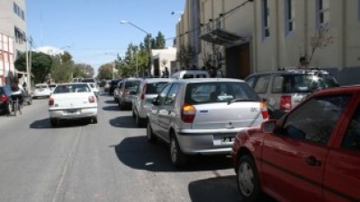 Neuquén: Estacionar en doble fila, una falta cada vez más común