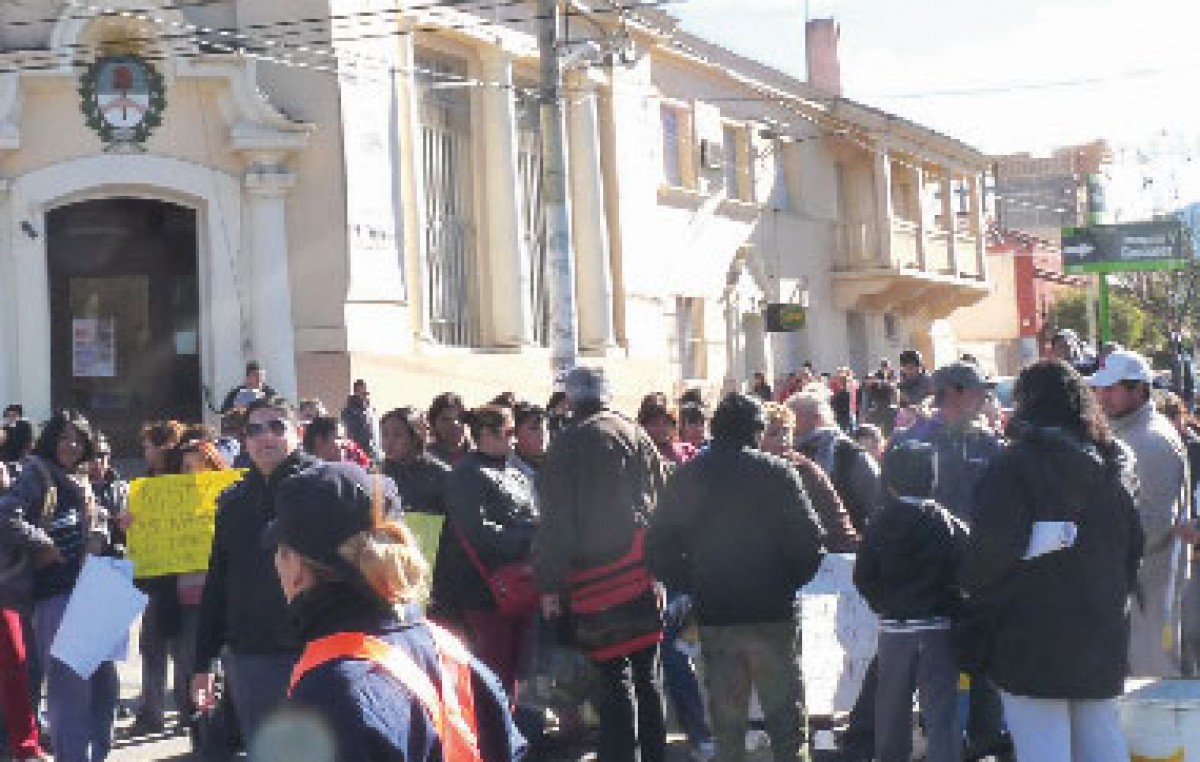 PIL Municipales de Chilecito reclaman pago de 3 meses y pase a planta transitoria