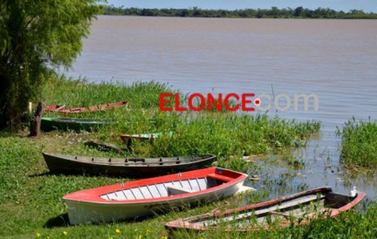 Sigue la bajante del río Paraná en la costa entrerriana pero quedan evacuados en Santa Fe