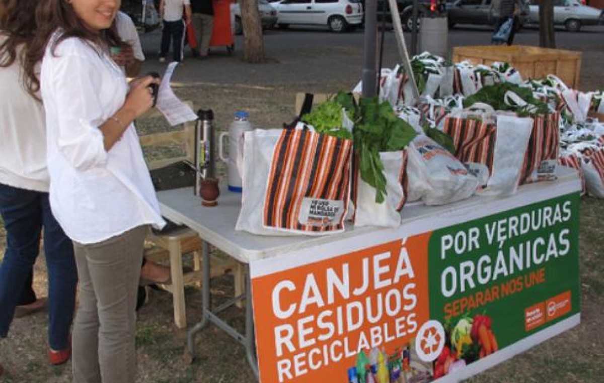 Vecinos del distrito sur de Rosario canjean residuos reciclables por verduras