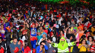 Más de 60 mil jóvenes en la fiesta de disfraces más grande del país en Paraná
