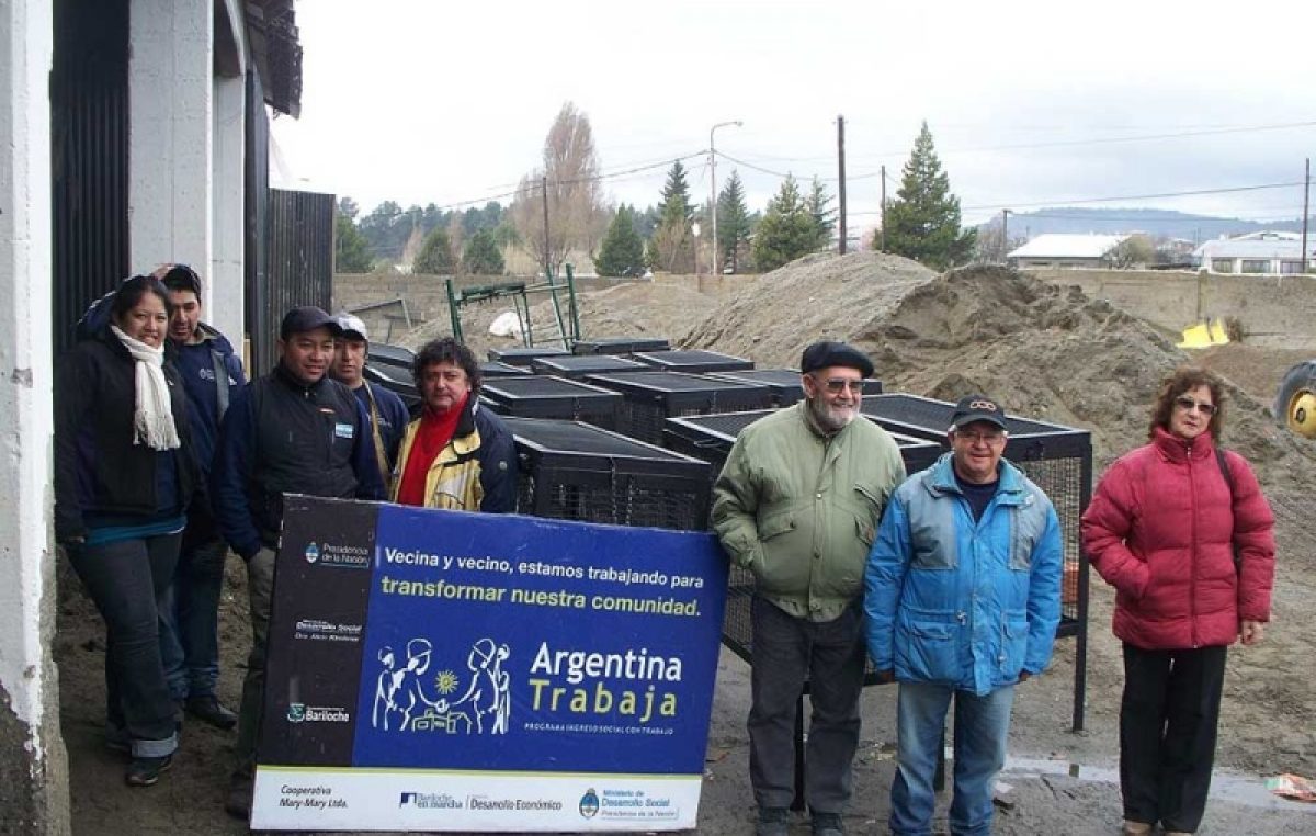 Bariloche: Cooperativa fabricó cestos de residuos para proyecto comunitario