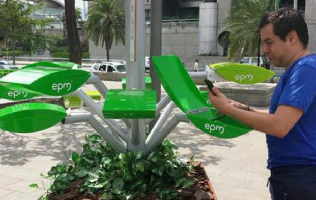 Proponen cargar los teléfonos con energía solar en parques de Rosario