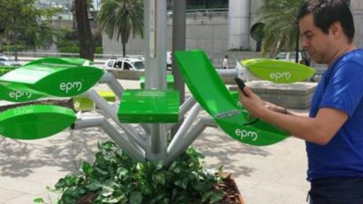 Proponen cargar los teléfonos con energía solar en parques de Rosario