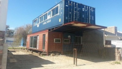 Novedoso: en San Marcos Sud un vecino construye su casa con contenedores reciclados