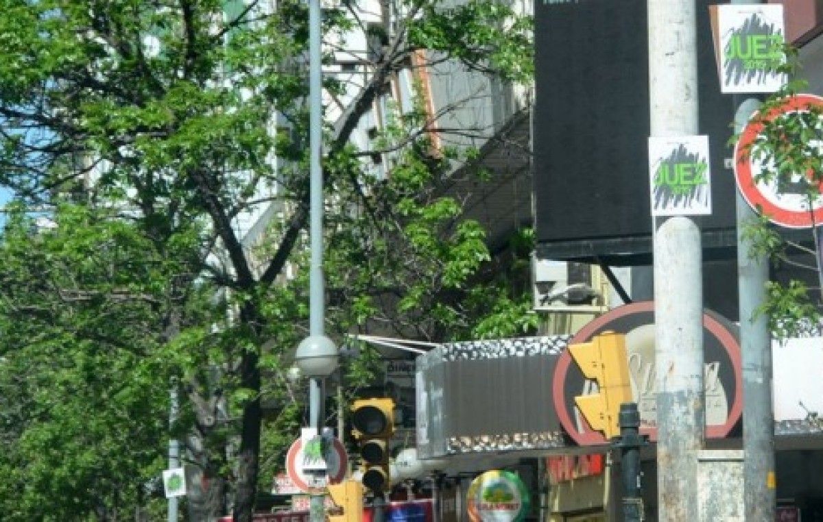 Municipio de Córdoba sale a recaudar y multa a partidos por afiches en la calle