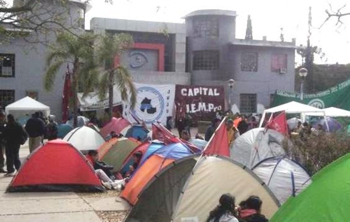 Trabajadores municipales de Jujuy podrían iniciar huelga de hambre