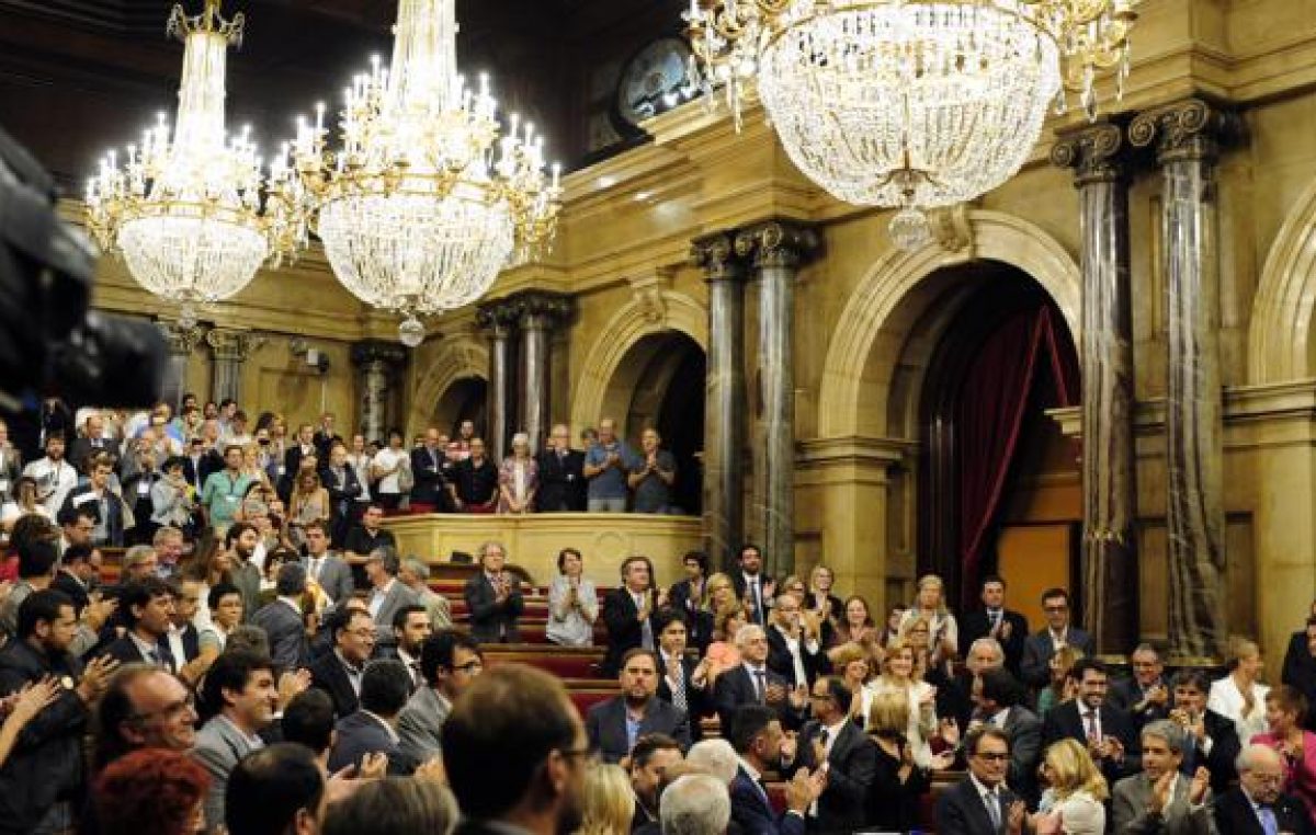 El presidente catalán firmó un histórico decreto que convoca al referéndum independentista