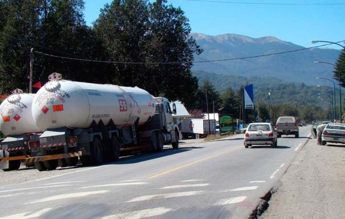Cada mes, medio centenar de camiones cruzan Villa la Angostura con cargas peligrosas
