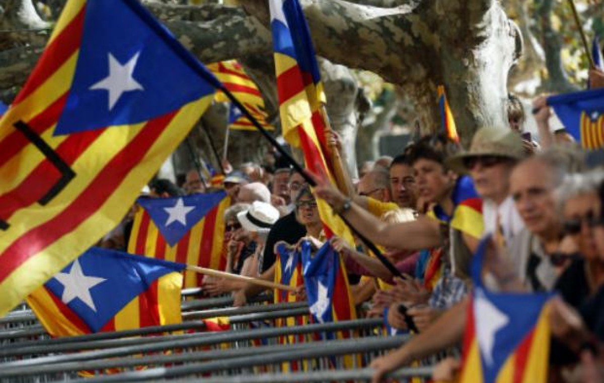 Cataluña apura el paso y convoca a su propio referéndum de independencia