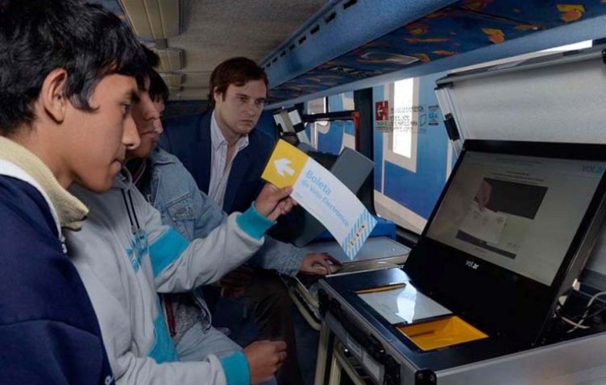 Presentan en Legislatura Santafesina el voto electrónico que utilizan en Salta
