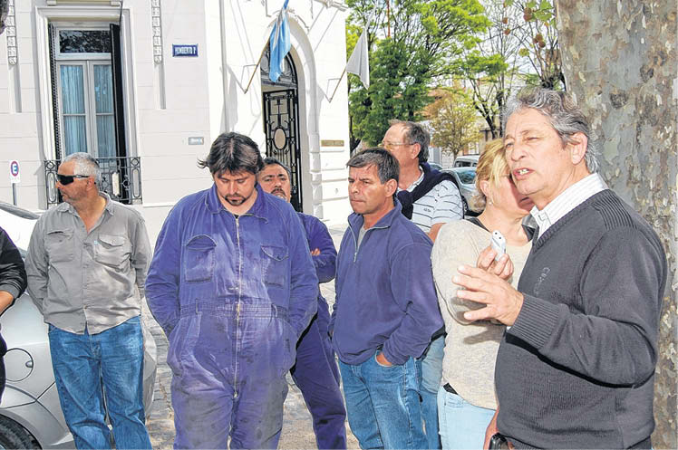 Néstor Batista (der.), ayer, durante la asamblea celebrada frente al palacio municipal.