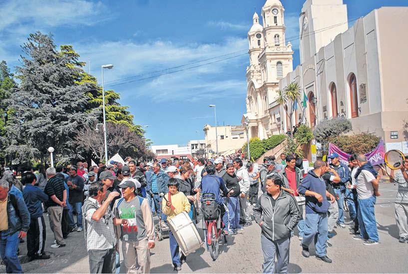 Las protestas de los empleados de ATE volvieron a realizarse durante la jornada de la víspera frente al edificio del Palacio Comunal de Patagones.