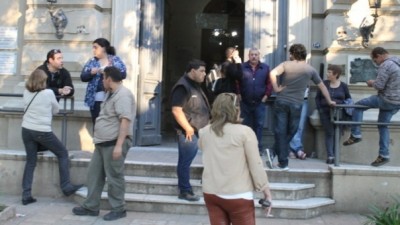 Nuevo capítulo en la crisis de San Pedro: Empleados toman el Municipio por descuentos