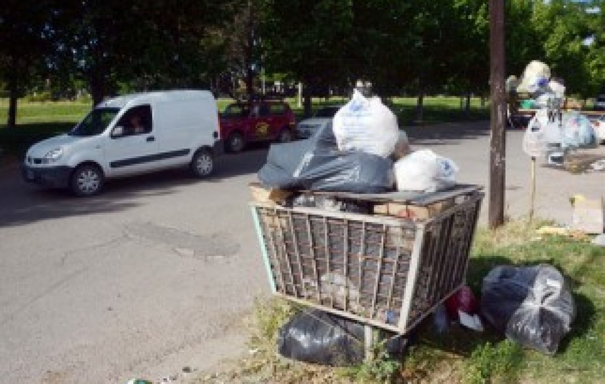 Paro de Municipales: Vecinos de Plottier llevan las bolsas de basura a Neuquén